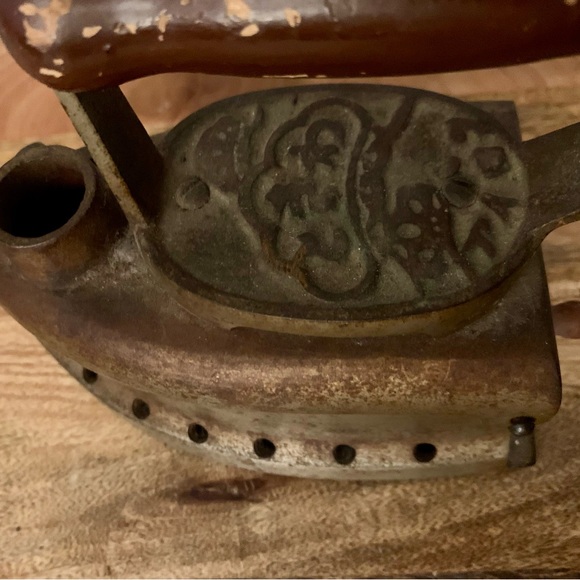 Antique Cast Iron Coal Ironing Clothes Press w/Insert, Collectible - Picture 7 of 9